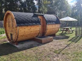 Glamping im beheizten Campingfass auf Leo's Farm, Hotel in Alberthain