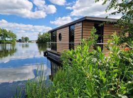 Houseboat with lake view Tango, hotel in Haren