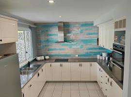 Carefree comfort home, hotel in Deception Bay