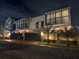 Jupiter Villa 1 and 2, ξενοδοχείο με πάρκινγκ σε Afienya