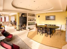 Villa Madera - Spacious House with Swimming Pool, Sauna and Pool Table, hotel in Saparevo