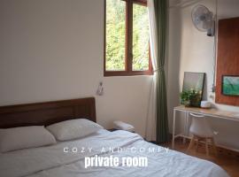 Lazy Cat Homestay - Motorbikes Rental & Tours, hotel with parking in Ha Giang