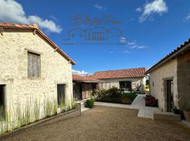 "Belle An Pierre" chambres d hôtes & spa à 15 minutes du Futuroscope, 3 minutes du lac de St Cyr et du Golf du haut Poitou, golfový hotel v destinaci Saint-Cyr