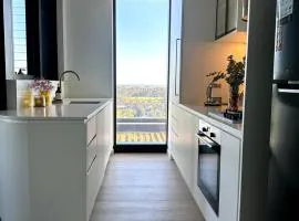 Modern 2BR Apartment in Box Hill