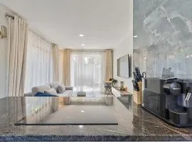 Pristine Modern Cottage with Tennis & Laundry