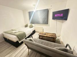 Spacious Double Room By Town Centre, hotel in Stevenage