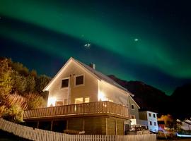 Sandersstua 2, luxury family apartment with private whirlpool in Stamsund, hotel in Vestvågøya