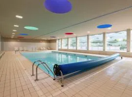 Premium Flat w/ Pool, Gym & Garage by HostWise