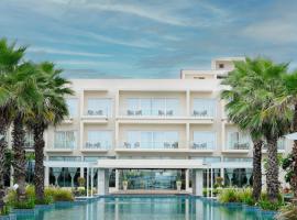 Golden Sands - By The Bay Resorts, hotel con pileta en Bāpatla