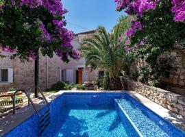 Beautiful Home In Sutivan, hotel in Sutivan