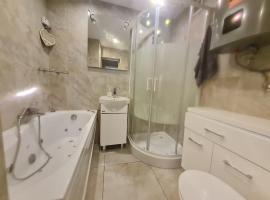 All-Season Retreat By Silesia Park 1 min to Shops, Tram to City in 9 Min, hotel in Katowice