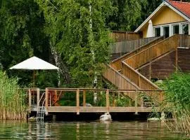 Lakefront house with jetty, boat and great fishing