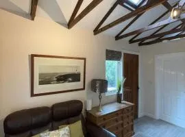 Woodland Cabin - Cotswold Way - Logs & Dogs