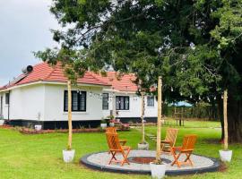 2-bed farmhouse on 85-acre tea estate pool - 2331, hotel v destinaci Kamondo