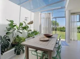 Beachfront, Sea Views, WiFi, Fireplace, 1-Min Walk