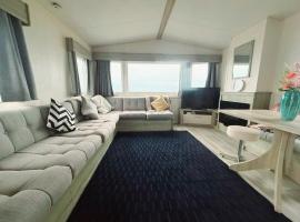 Ocean Bliss-Beach Front - Lux- Sea View- 3-Bedroom Caravan- 8 Sleeps, hotel con pileta en Hartlepool