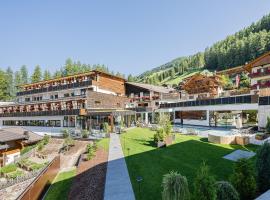 Alpenwellnesshotel St. Veit, hotel v destinaci Sesto
