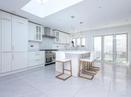 Spacious 4BR Home Garden & Office Space, hotel in Morden