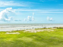 Stunning Beachfront Cargo Lift Fenced Yard, Hotel in Caplen
