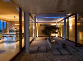 Reflection House, ξενοδοχείο 