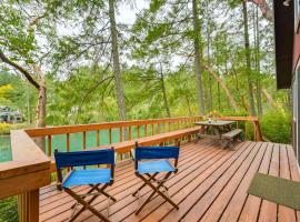 Cozy Hideaway on Key Peninsula w/ Serene Views!, hotel en Longbranch