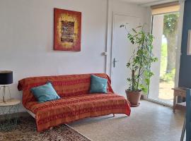 studio indépendant dans maison à la campagne, hotel in Lagor