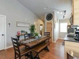 Table Rock Lookout Duo - Spacious Balcony