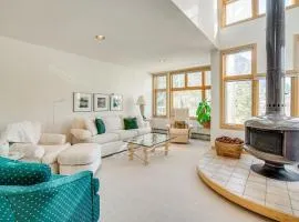 Mtn-View Deck, Workspace! Walkable Frisco Condo