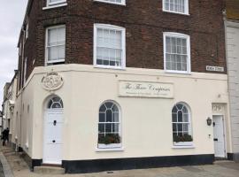 Brand new 125 square metre sea view apartment, ξενοδοχείο σε Deal