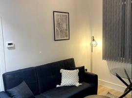 The Hughenden Home - Spacious 2BR Duplex with 2 Bathrooms & Free Secure Underground Parking in Central High Wycombe HP13, Sleeps 7、ハイ・ウィカムのホテル