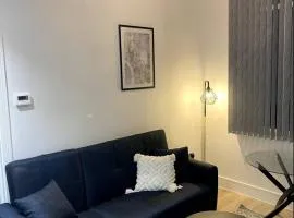 The Hughenden Home - Spacious 2BR Duplex with 2 Bathrooms & Free Secure Underground Parking in Central High Wycombe HP13, Sleeps 7
