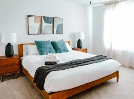 4br Modern Getaway - Mins To Ua, King Bed