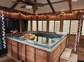 Cozy Maple House w-Private Jacuzzi Near IAH, hotel v destinaci Humble