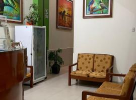 Alojamiento El Cardenal, hotel dengan tab panas di Iquitos
