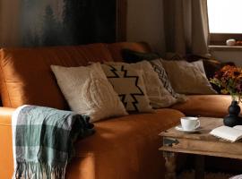 RELAS - przytulny domek z dwoma sypialniami i antresolą, hotel in Murzasichle