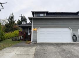 Browns Point Townhome with office, hotel in Tacoma