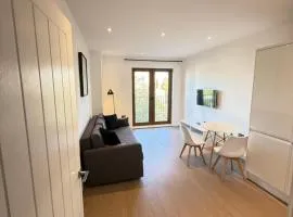 Modern St Albans City Station Apartment, Business, Contractors Short Term Let