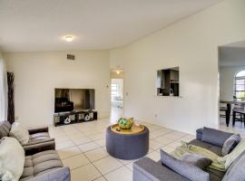 Lanai + Backyard! Sunny Retreat in Palm Bay, hotel a Palm Bay