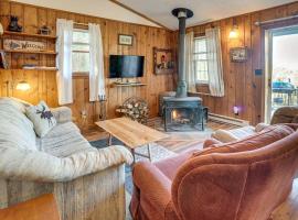 7 Mi to Main Street Cabin with Deck in Stanley!, hotel in Big Meadows