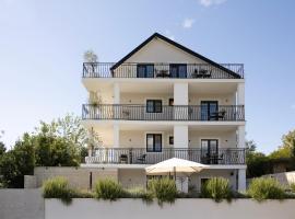 Boutique pool Villa Dí Bellá，位于蒂瓦特的酒店