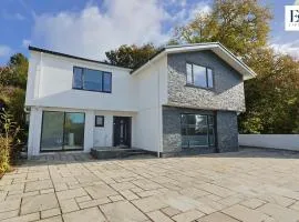 Luxury Group Stay With Bar, 80-inch TV and Parking - Sleeps 10 - By EKLIVING