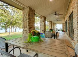 Family Friendly! Lakefront Escape in Pottsboro, hotel in Cartwright