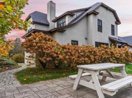 Modern Berkshires Farmhouse w Porch Fireplace Views Beaver Creek by AvantStay, hotel in Lee