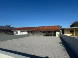 CASA COMPLETA para alugar na Praia da Pinheira.