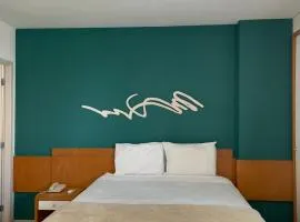 Praia do Canto Apart Hotel - Apto 405 - Varanda Lateral com Vista Mar