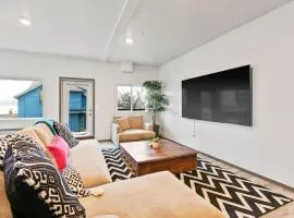 HUGE-Fun-Trendy Apt by Perry District & Downtown