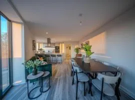 Luxury 3BR Apt Sleeps 10, Wembley & Park Views