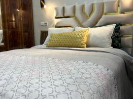 Modern 2-Bedroom Apartment in Agadir Family Stay Fiber WiFi 5 Guests, hotel en Agadir