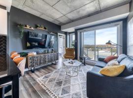 Appartement Luxe, Incredible Sunset View, Pool, Parking, Near Old Qu&eacute;bec