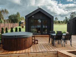Rātes Krasti - PĒRLE- holiday house with sauna and lakeview, hotel con tinas de hidromasaje en Lejasciems